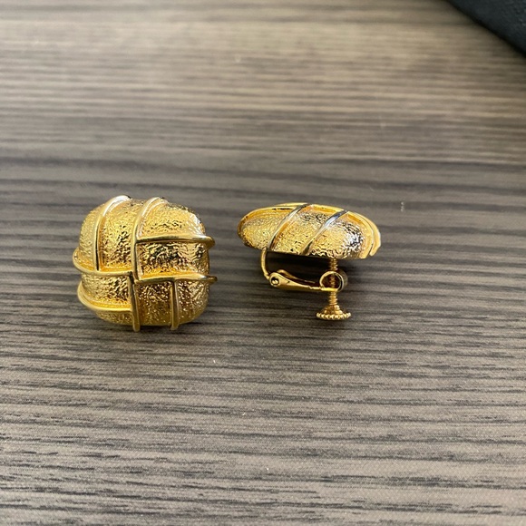 Napier Gold Tone Clip-On Earrings Textured Dome Vintage Style - Picture 3 of 8